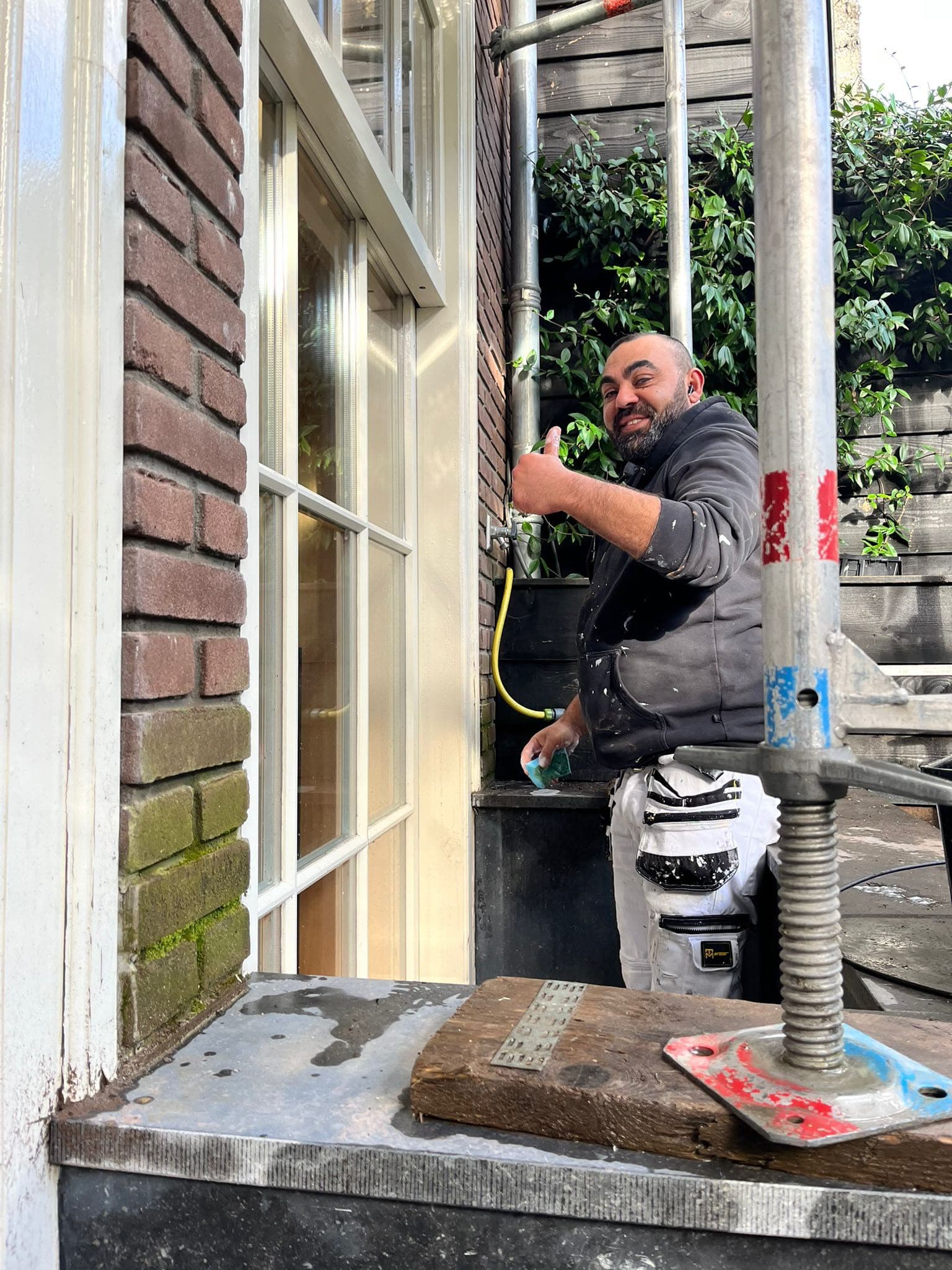 Buitenschilderwerk aan de kozijnen van een woning