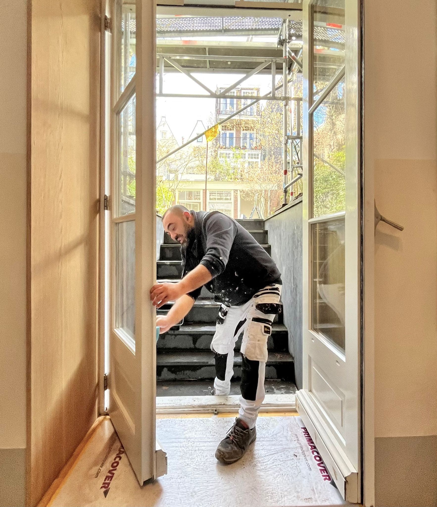 Schilderwerk aan openslaande tuindeuren