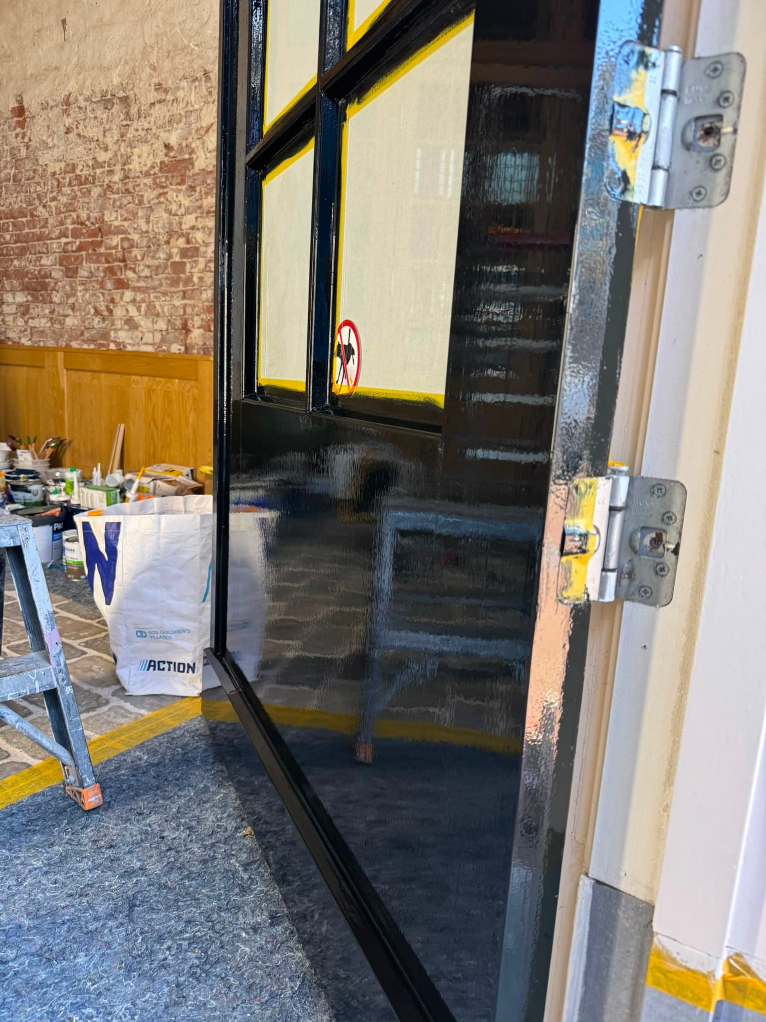 Detail van de scharnierzijde van een hoogglans geschilderde deur