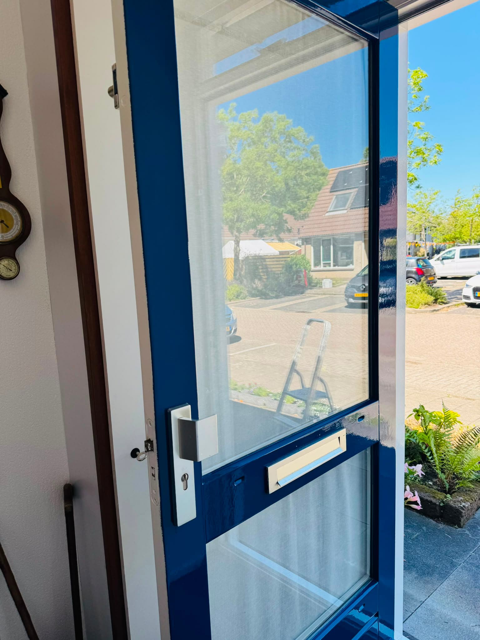 Blauwe voordeur strak afgewerkt in hoogglans lak