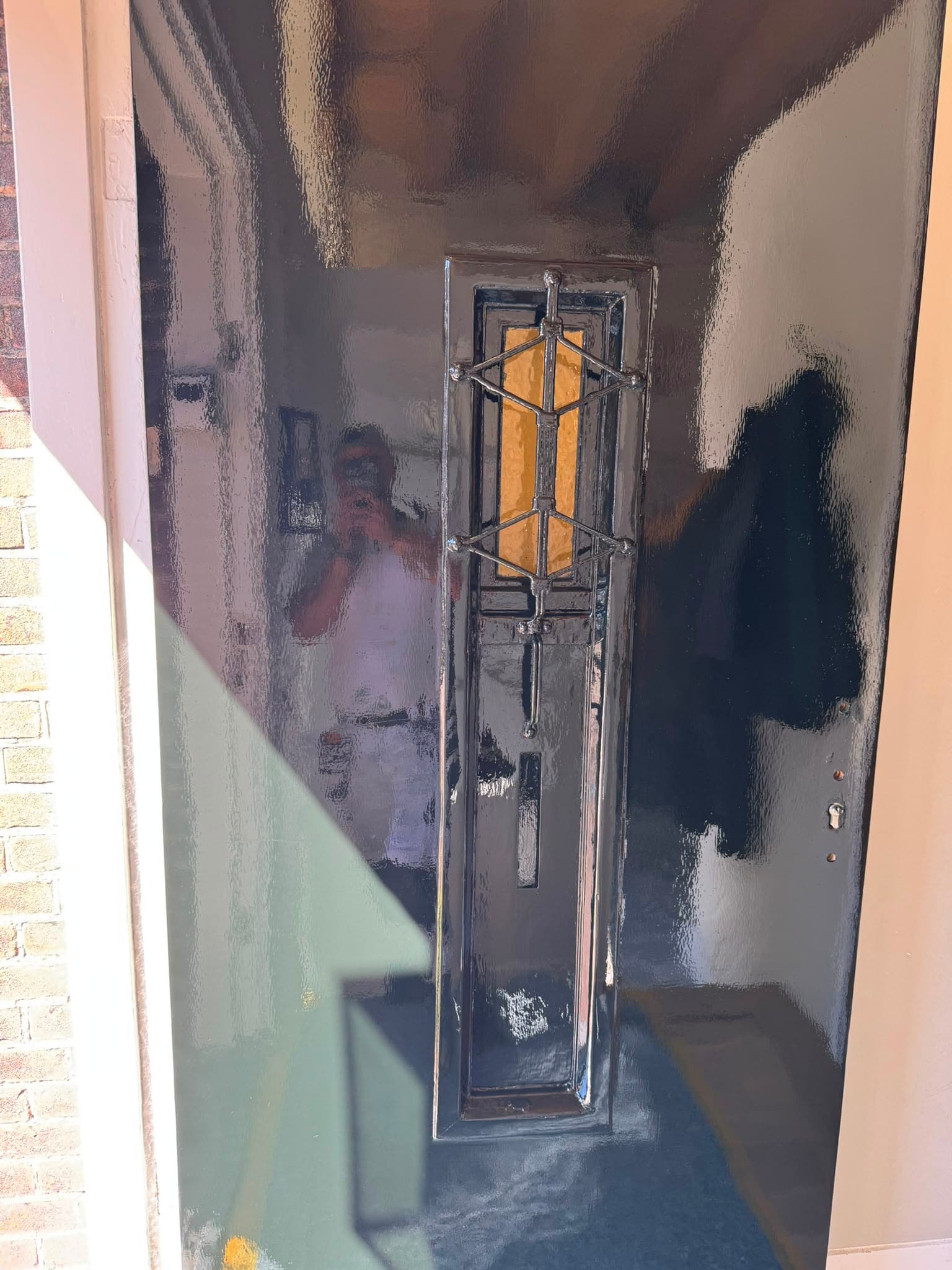 Zwarte voordeur met glas-in-lood paneel